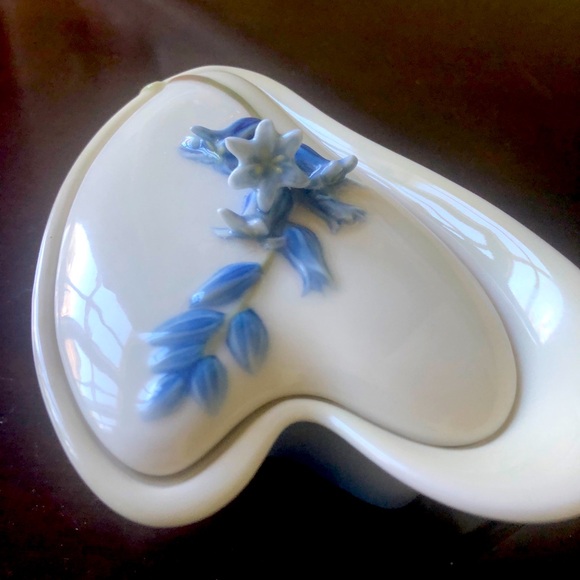 Rare “Franz” Porcelain Covered Dish -  Bluebells Design - Picture 2 of 8